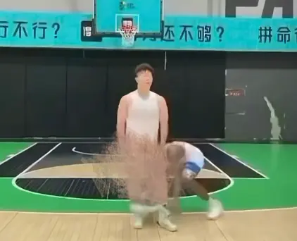 《牛教练的裤子》HD高清播放-牛教练防守被黑哥假动作戏弄-《牛教练的裤子》全集免费观看不收一分钱