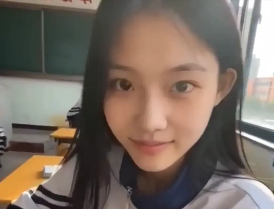 《我的十八岁女友》无删减版在线播放_黄果AI短剧4K蓝光高清免费观看_我的十八岁女友结局太甜治愈